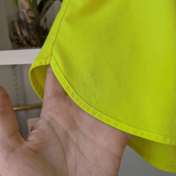 Aritiza Tna Women's Shorts Neon Yellow Size Large Athletic Running - Picture 2 of 10